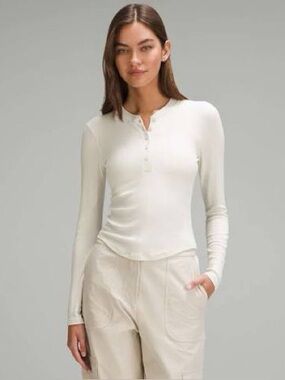 Lulu🍋 Hold Tight Long Sleeve Henley in Bone - Size 8